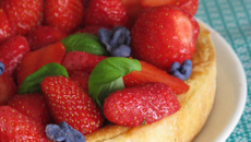 Tarte surprise aux fraises label rouge, basilic et lilas mauve