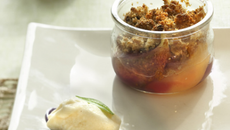 Crumble de figues et de poires et sa glace à la verveine, au Pur brebis Pyrénées