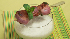 Brochettes d'agneau Presto épicées, smoothie concombre, chèvre et menthe