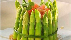 Charlotte aux pointes d'asperges et sa vinaigrette citron-chicorée
