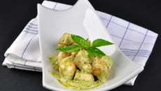 Cuisine d'été : dés de poulet sauce mayonnaise-pesto-cream cheese