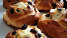 Brioches pommes, raisins et noisettes