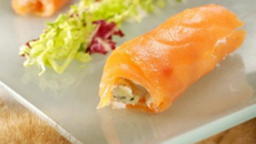 Mesclun de salades, saumon à la Russe et Fourme d'Ambert