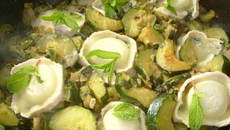 Poêlée de courgettes au chèvre et à la menthe