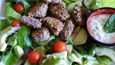 Salade d'avocat au fromage blanc et bouchée de bœuf au sésame