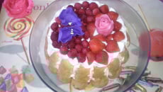 Charlotte, fleurs et fruits.