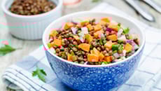 Salade de lentilles vertes, carottes et oignon rouge