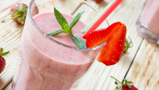 Milkshake aux fraises avec glace et feuilles de menthe