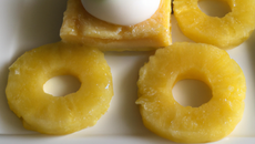 Ananas rôti et mousse de coco