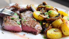 Steaks d'agneau et leur poêlée forestière