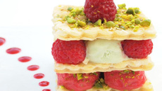 Mille-feuilles glacé à la framboise & pistache