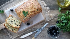 Cake salé au jambon, fromage et olives