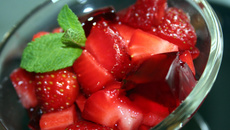 Salade de fraises et gelée d'hibiscus