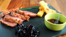 Magret de canard fermier des Landes fumé au thé rouge, et condiment de betterave