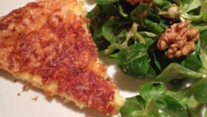 Tarte savoyarde, salade de mâche et noix