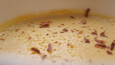 Crème au caramel et beurre salé, copeaux de chocolat noir