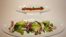 Salade de légumes verts, poêlée d'encornets au piment d'Espelette, pistou de tomates séchées