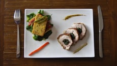 Mignon de porc, en croûte de Bayonne, fourré à cœur au braisé d'épinards