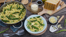 Pâtes à la crème de Grana Padano AOP, asperges vertes et petits pois