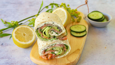 Wraps au fromage frais, concombres et saumon fumé