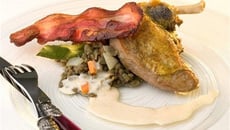 Pintade aux lentilles, velouté de lard fumé