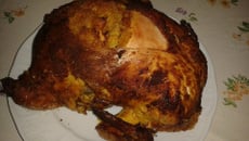 Poulet farci rôti sur une neige de sel