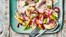 Émincé de veau fondant, crème d'artichaut moutardée et jeunes légumes à crus