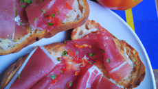 Toasts à la tomate aillée et jambon cru Serrano