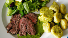 Rôti de bœuf au pesto vert, gnocchis et salade façon César