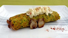 Crique roulée au jambon de Bayonne, cèpes et girolles, espuma de crème d'ail au parmesan