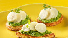 Toasts de cœurs de palmiers à la purée de petits pois