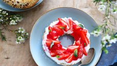 Bagel ricotta, fraises, pointe de menthe et coulis de framboises