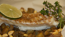 Papillote de dos de cabillaud aux épices 'tajine', aubergines-confit d'oignons et pignons de pin