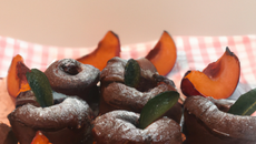 Petits moelleux au chocolat, pêches et caramels mous