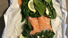 Papillote de saumon et épinards frais