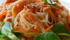 Salade asiatique aux nouilles et poulet
