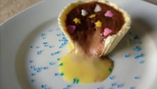 Coque blanche, mousse noire et cœur orange