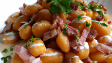 Gnocchis de potimarron, pancetta et crème à l'ail de Lomagne et persil