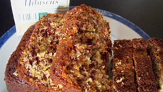 Cake aux fleurs d'hibiscus, amande et citron confit