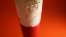 Criststalline de fraises, rhubarbe, mousse à la noix de coco "passion"