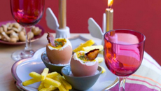 Œufs à la coque, tuile de bacon et en forme de frites mouillettes de soufflés