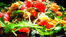 Salade de pâtes, thon, roquette, tomate & Feta