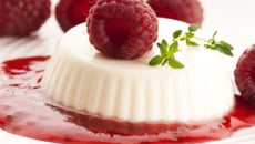 Panna cotta au chocolat blanc et son coulis de framboises au basilic