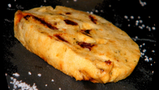 Sablés parmesan, tomates sechées et basilic