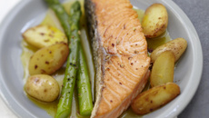 Pavé de Saumon écossais Label Rouge, poêlée de pommes ratte et asperges vertes au safran