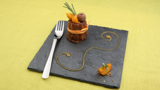 Cannelé au praliné et abricots caramélisés au romarin