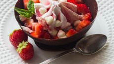 Coupelles à croquer aux fraises et glace Carte d'Or® façon glacier fraise et morceaux de meringue
