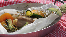 Papillote de foie gras au foin et sa farandole...ail en chemise et pêche de vigne baignés au Floc Blanc de Gascogne