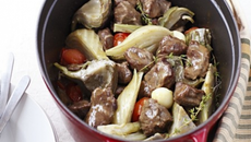 Cocotte de joues de porc, artichauts, tomate et fenouil