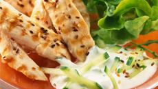 Poulet grillé et sa sauce au Philadelphia, concombre et graines de sésame